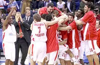 Νίκη του Ολυμπιακού στην εκπνοή .